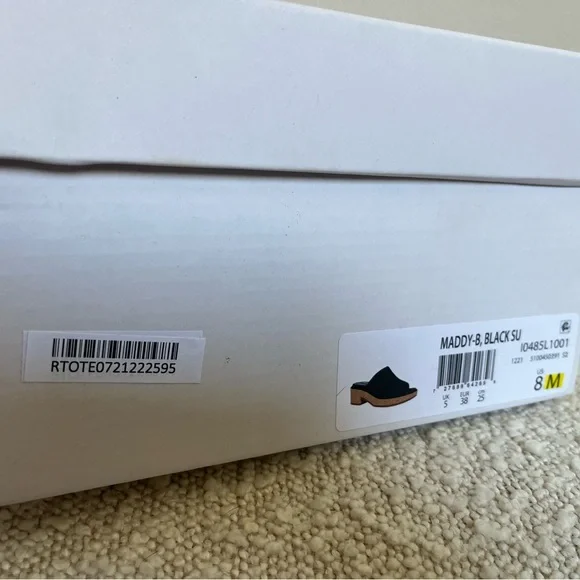 ❌ SOLD ❌ Vince Maddy-B Suede Sandals - Picture 6 of 6